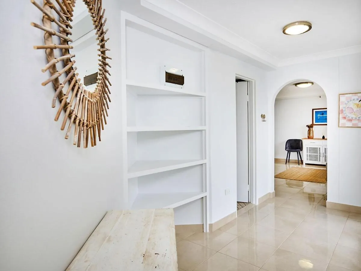 Renovated Beachside 2-Bedroom Apartment Gold Coast
