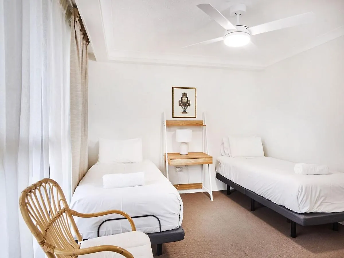 Renovated Beachside 2-Bedroom Apartment Gold Coast Ausztrália
