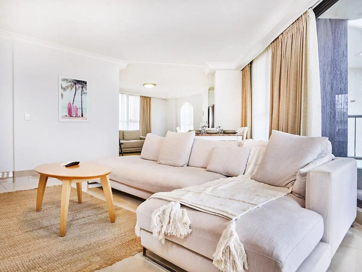 Renovated Beachside 2-Bedroom Apartment Gold Coast
