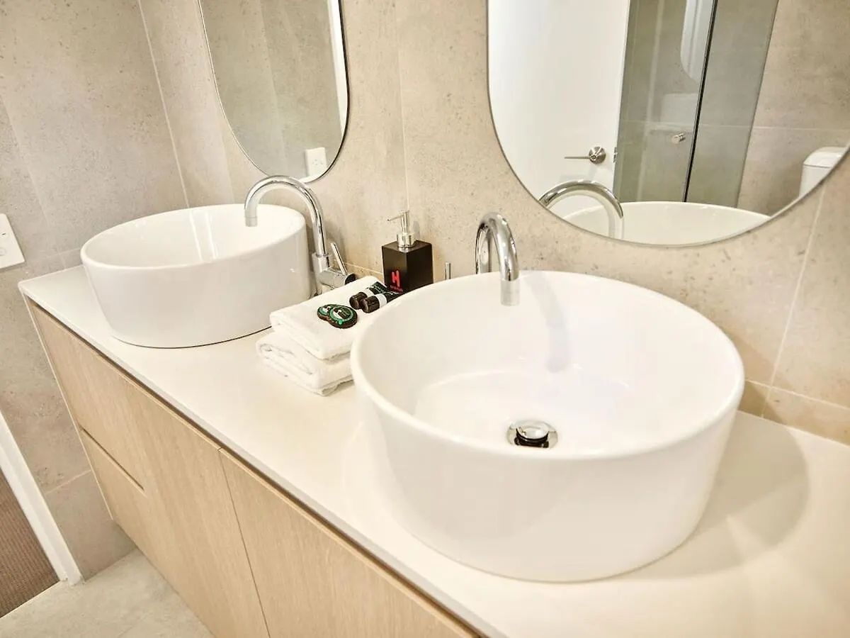 Renovated Beachside 2-Bedroom Apartment Gold Coast
