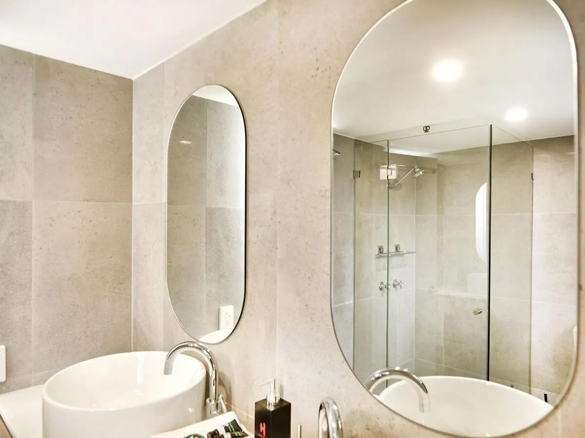 Renovated Beachside 2-Bedroom Apartment Gold Coast