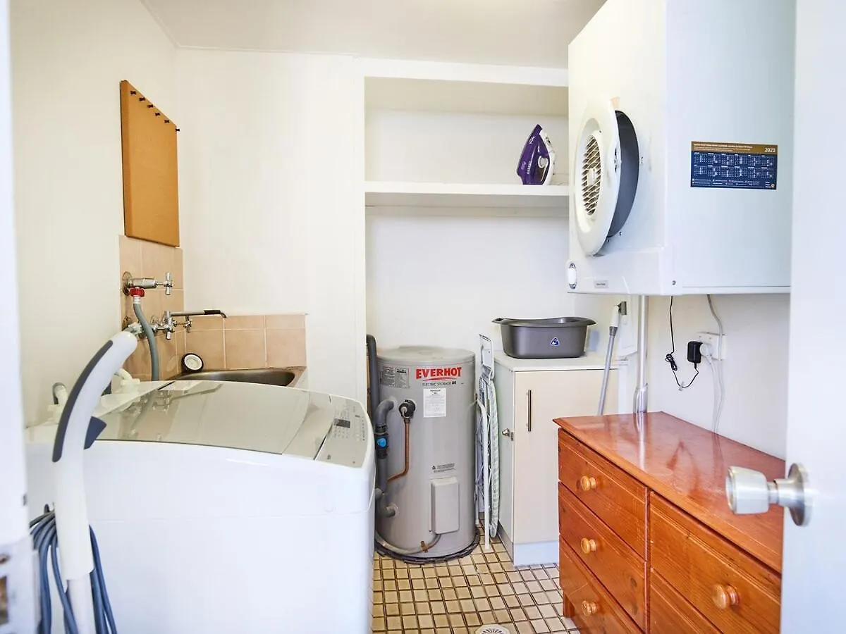 Renovated Beachside 2-Bedroom Apartment Gold Coast