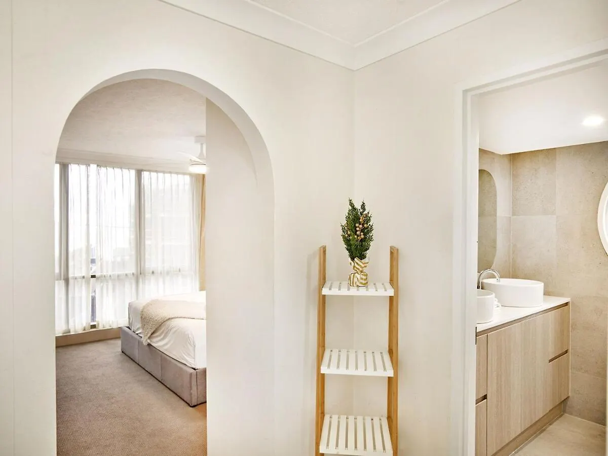 Renovated Beachside 2-Bedroom Apartment Gold Coast 0*,