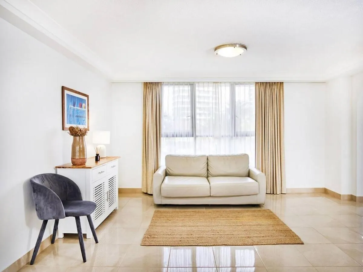 Renovated Beachside 2-Bedroom Apartment Gold Coast