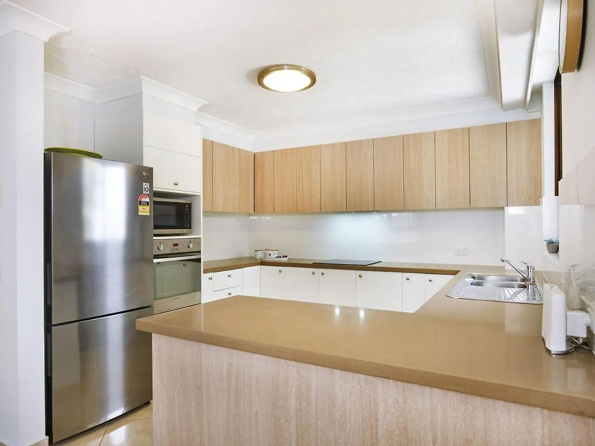 Renovated Beachside 2-Bedroom Apartment Gold Coast