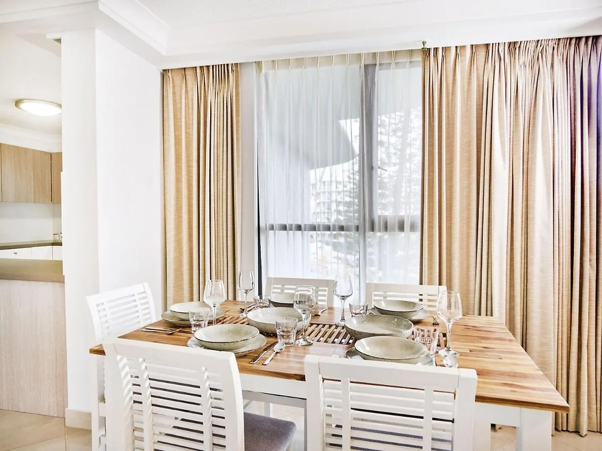 Renovated Beachside 2-Bedroom Apartment Gold Coast