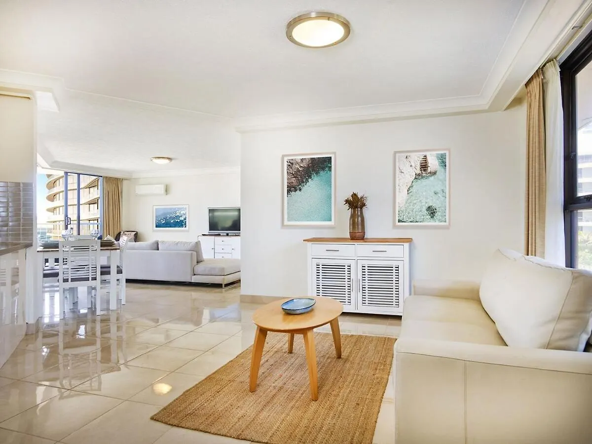 Renovated Beachside 2-Bedroom Apartment Gold Coast