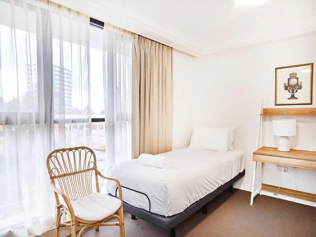 Renovated Beachside 2-Bedroom Apartment Gold Coast