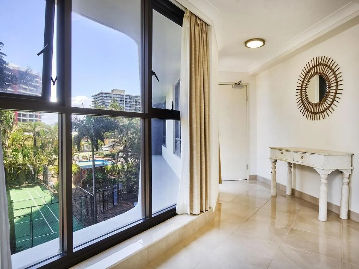 Renovated Beachside 2-Bedroom Apartment Gold Coast 0*,