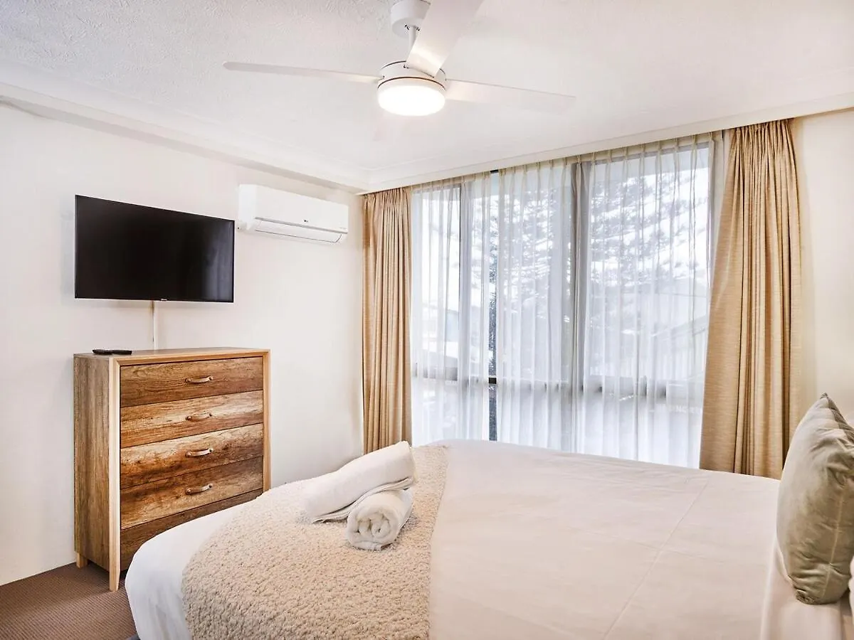 Renovated Beachside 2-Bedroom Apartment Gold Coast