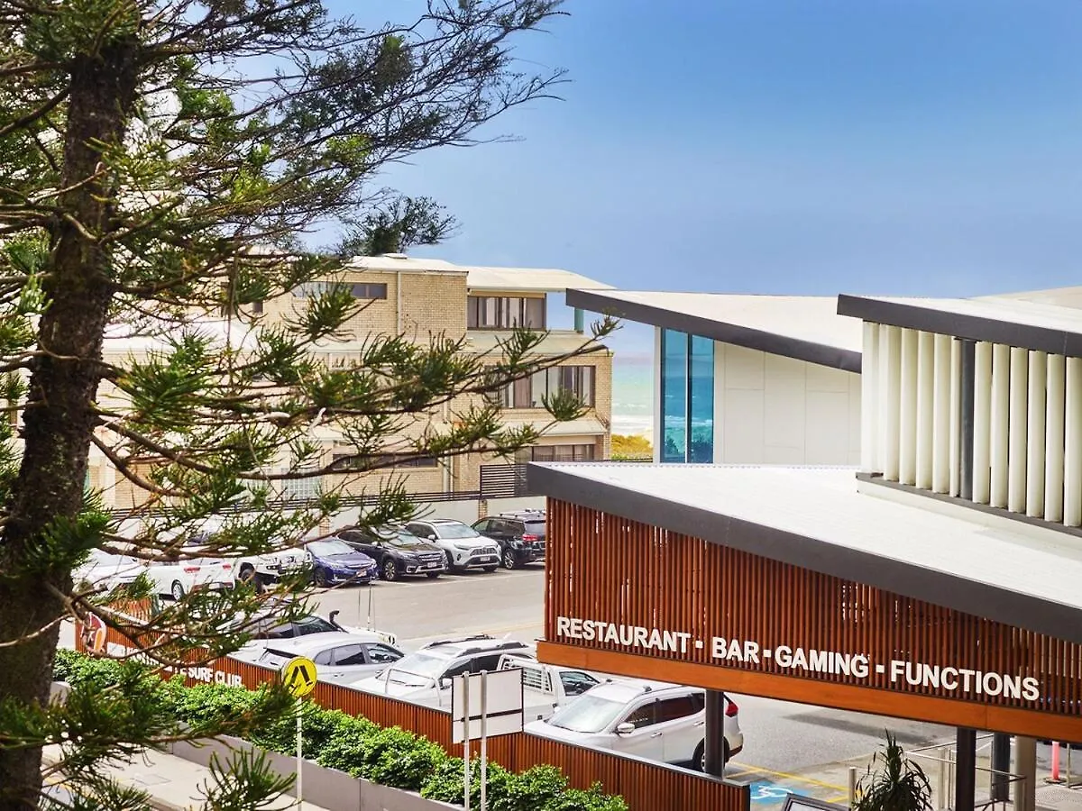 Renovated Beachside 2-Bedroom Apartment Gold Coast